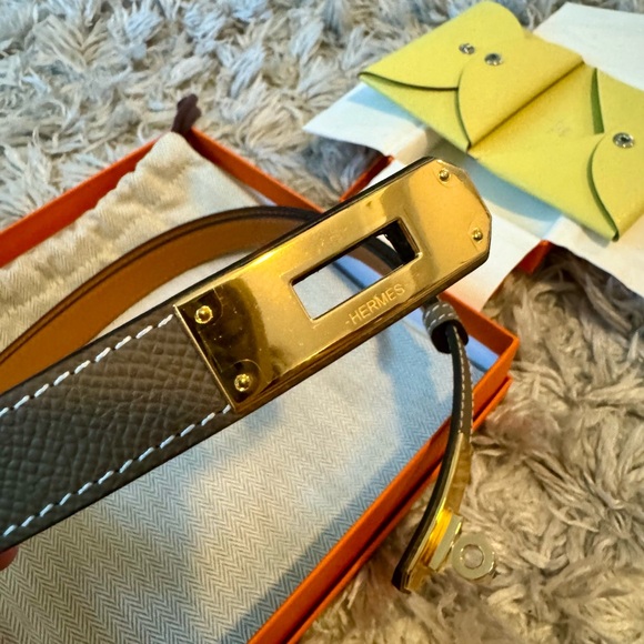 Hermes Kelly Belt in Etoupe with Gold Hardware - Picture 2 of 5